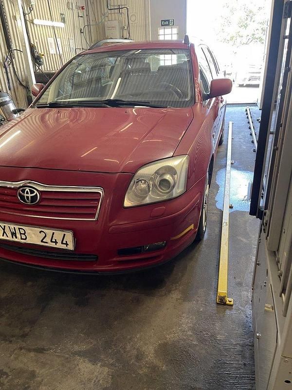 Röd Begagnad 2006 Toyota Avensis Kombi | 22 000 kr (Superpris) - Bild 1/4
