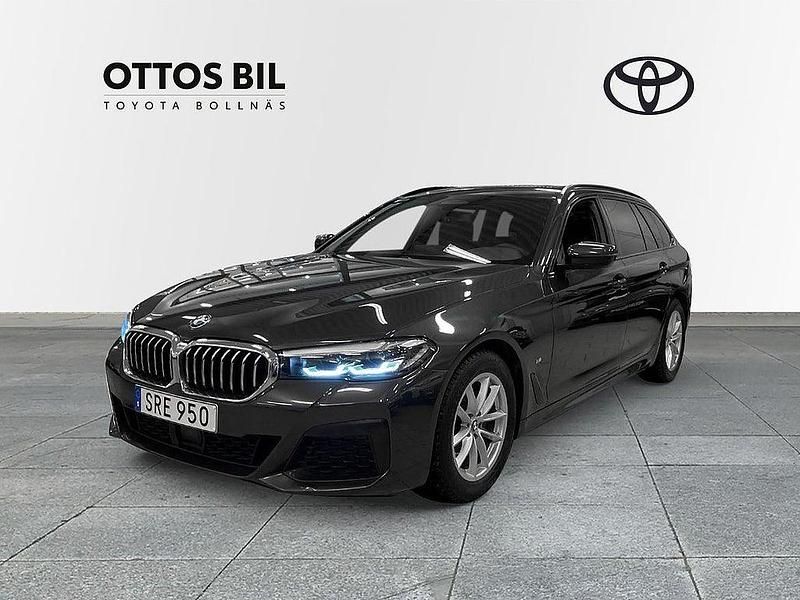 Grå Begagnad 2023 BMW 520 M Sport Kombi | 365 000 kr (Marknadspris) - Bild 1/4