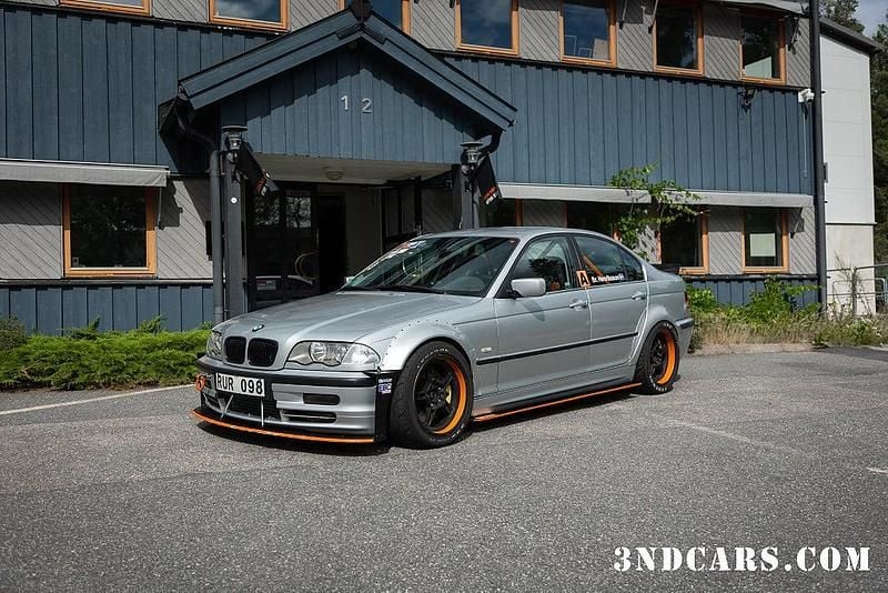 Ljusgrå Begagnad 2001 BMW 330 Performance Sedan | 234 900 kr - Bild 1/4
