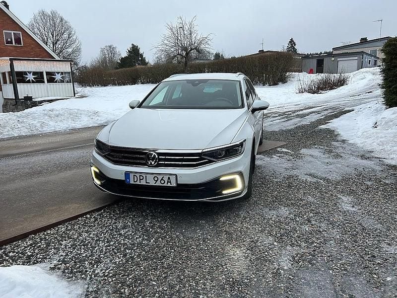 Vit Begagnad 2021 VW Passat GTE Kombi | 188 000 kr (Bra pris) - Bild 1/4