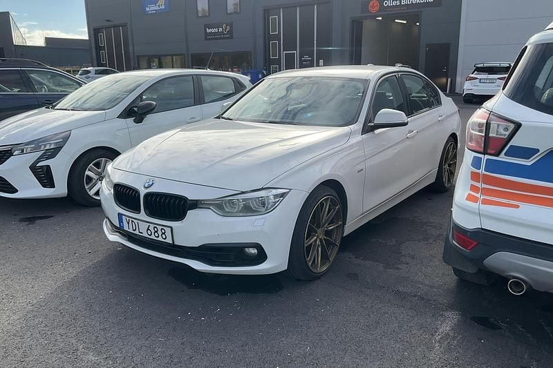 Vit Begagnad 2016 BMW 330 Sport Line Sedan | 130 000 kr (Superpris) - Bild 1/3