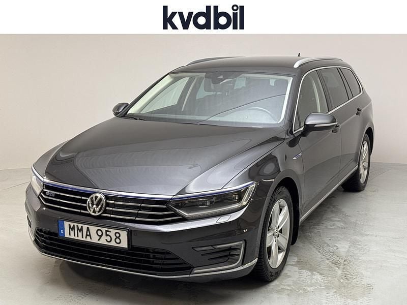 Grå Begagnad 2018 VW Passat GTE Kombi | 184 000 kr (Marknadspris) - Bild 1/3