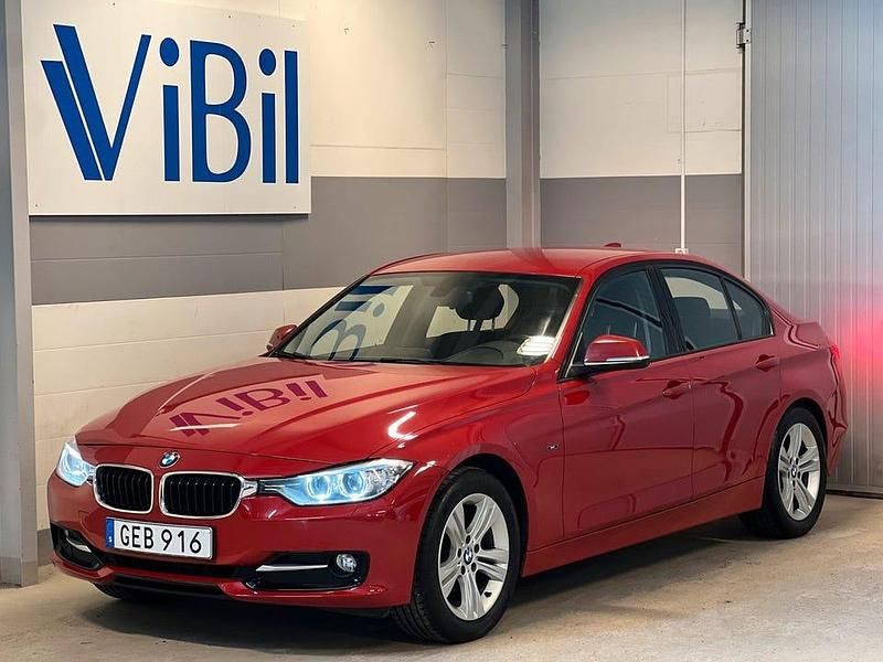 Röd Begagnad 2014 BMW 320 Sport Line Sedan | 139 900 kr (Marknadspris) - Bild 1/4