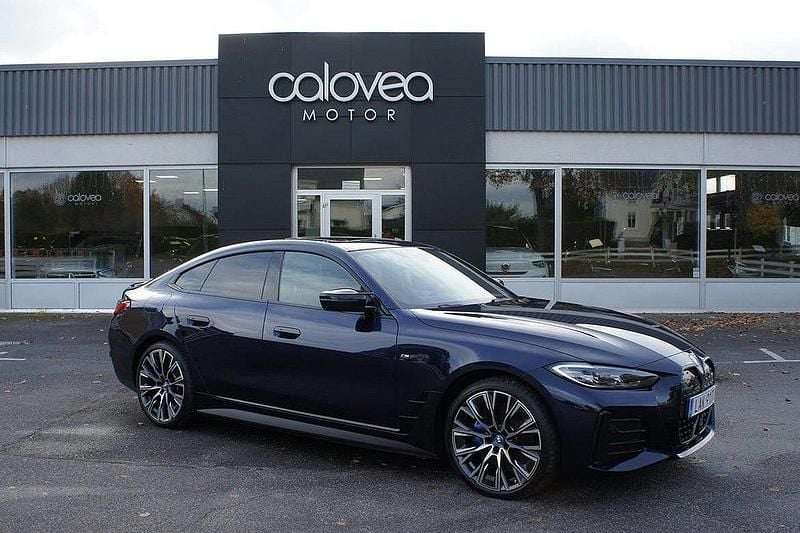 Blå Begagnad 2023 BMW i4 M Sport Sedan | 469 900 kr (Bra pris) - Bild 1/4