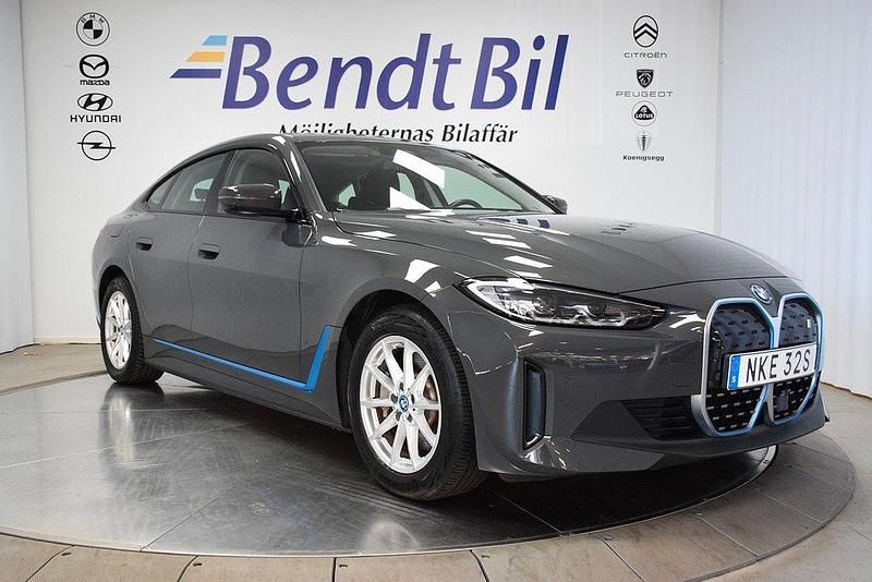 Grå Begagnad 2023 BMW i4 Shadowline Sedan | 469 500 kr (Bra pris) - Bild 1/4