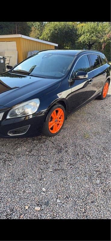 Svart Begagnad 2013 Volvo V60 Momentum Kombi | 79 000 kr (Superpris) - Bild 1/4