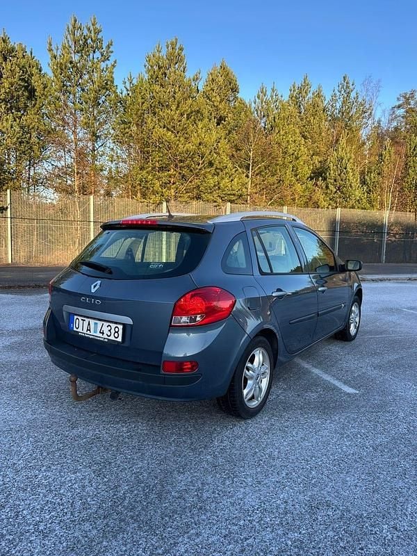Blå/grå metallic Begagnad 2008 Renault Clio II | 35 000 kr (Marknadspris) - Bild 1/4