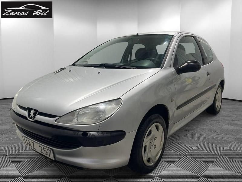 Ljusgrå Begagnad 2003 Peugeot 206 Halvkombi | 14 900 kr (Marknadspris) - Bild 1/4