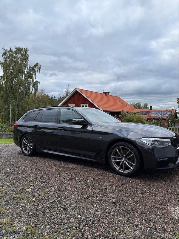 Grå Begagnad 2018 BMW 520 M Sport Kombi | 312 900 kr - Bild 1/4