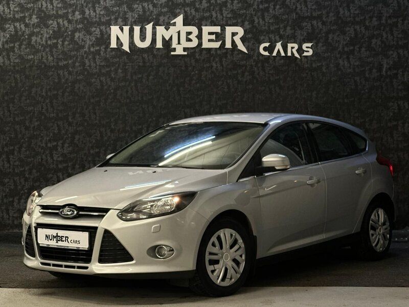 Grå Begagnad 2012 Ford Focus Titanium Halvkombi | 69 900 kr (Marknadspris) - Bild 1/4