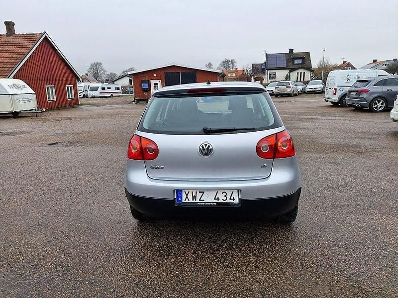 Begagnad VW Golf IV Trendline 102 HK (75 kW) 2006 Silver Halvkombi