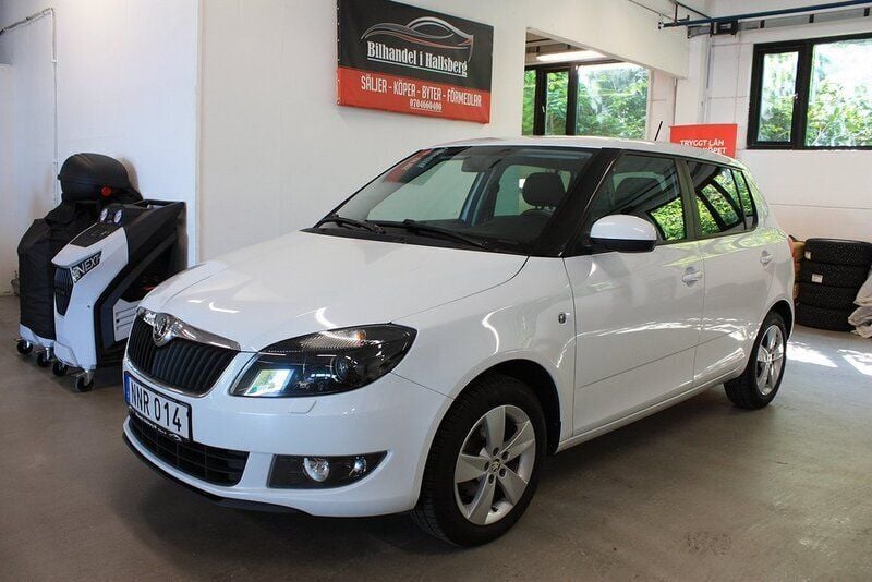 Vit Begagnad 2014 Skoda Fabia Ambition Halvkombi | 66 900 kr (Marknadspris) - Bild 1/4