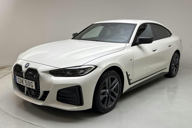 Vit Begagnad 2024 BMW i4 M Sport Sedan | 335 000 kr (Superpris) - Bild 1/4