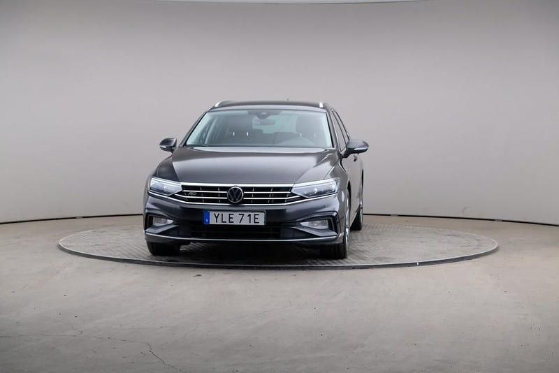 Begagnad VW Passat R-line 200 HK (147 kW) 2022 Mörkgrå Kombi