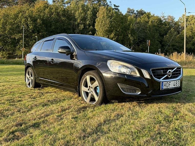 Svart Begagnad 2013 Volvo V60 Momentum Kombi | 75 000 kr (Superpris) - Bild 1/4