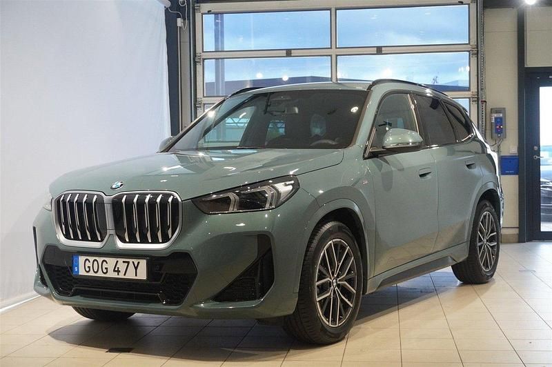 Svart Ny 2025 BMW X1 Efficient Dynamics SUV | 492 800 kr (Marknadspris) - Bild 1/4