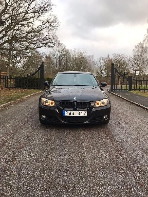 Begagnad 2012 BMW 320 Sedan | 82 500 kr (Superpris) - Bild 1/4