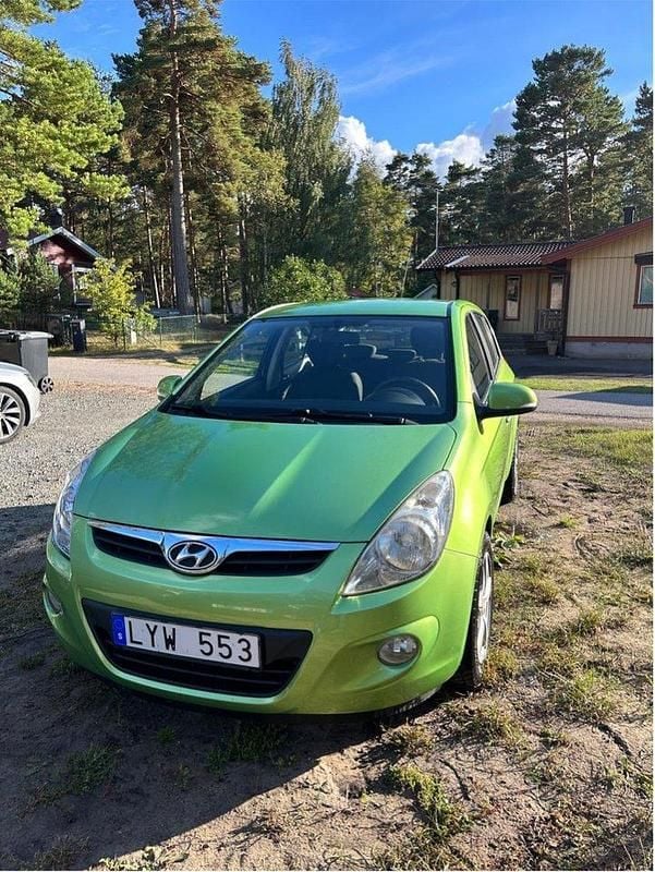 Grön Begagnad 2012 Hyundai i20 Premium Halvkombi | 35 000 kr (Bra pris) - Bild 1/4