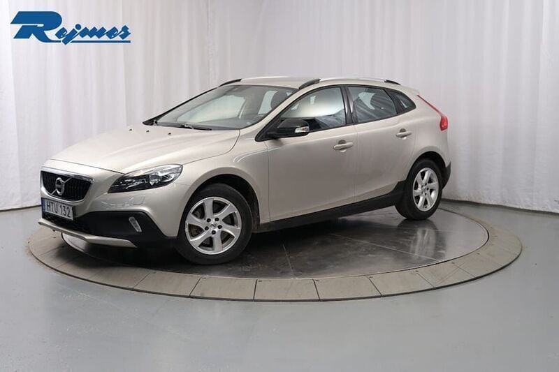 Ljusbrun (luminous sand met) Begagnad 2017 Volvo V40 CC Kombi | 169 800 kr (Bra pris) - Bild 1/4