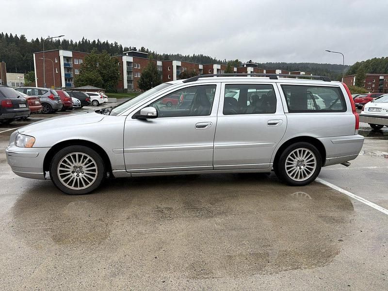 Grå Begagnad 2007 Volvo V70 Kinetic Kombi | 28 000 kr (Marknadspris) - Bild 1/4
