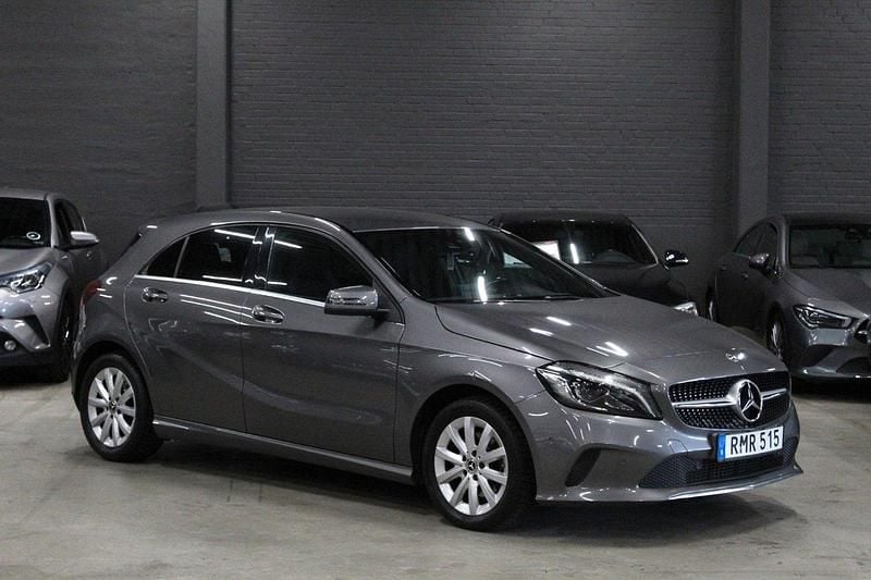Mörkgrå (grå metallic) Begagnad 2018 Mercedes A180 Halvkombi | 149 900 kr (Bra pris) - Bild 1/4