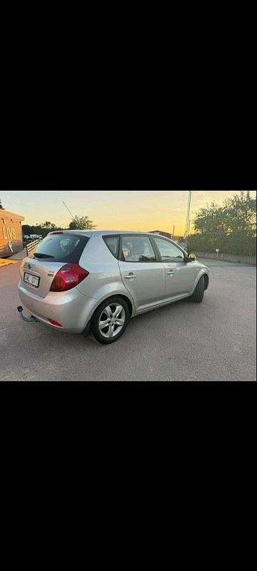 Silver Begagnad 2009 Kia Ceed 4 Halvkombi | 23 000 kr (Marknadspris) - Bild 1/4