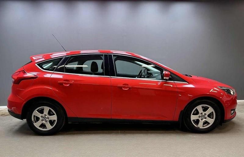 Begagnad Ford Focus Titanium 101 HK (74 kW) 2016 Röd Halvkombi