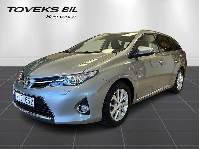 Ljusgrå (grå) Begagnad 2013 Toyota Auris Kombi | 139 900 kr (Marknadspris) - Bild 1/4