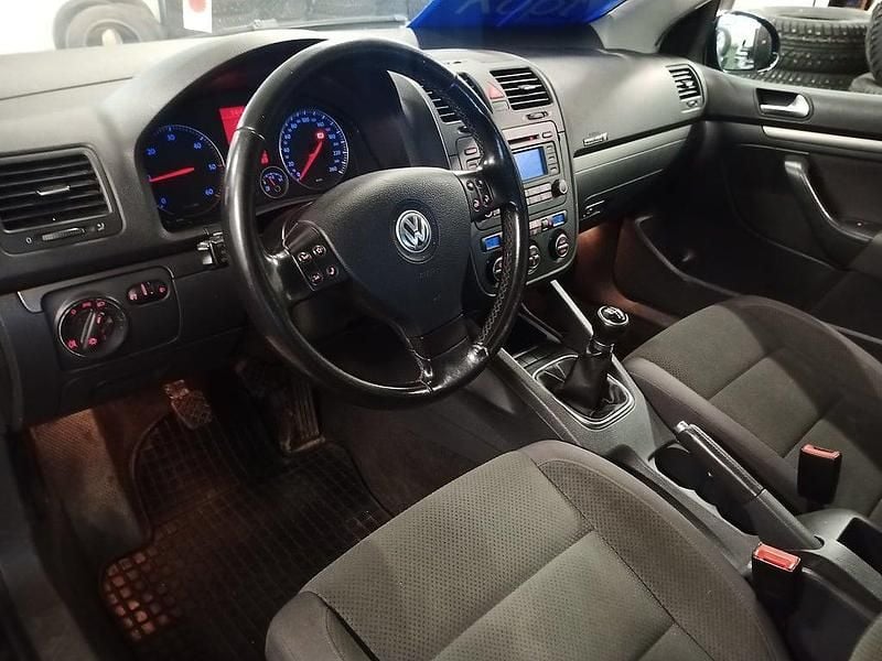 Begagnad VW Golf IV 105 HK (77 kW) 2005 Svart Halvkombi