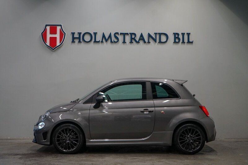 Grå Begagnad 2024 Abarth 595 Halvkombi | 269 900 kr (Marknadspris) - Bild 1/4