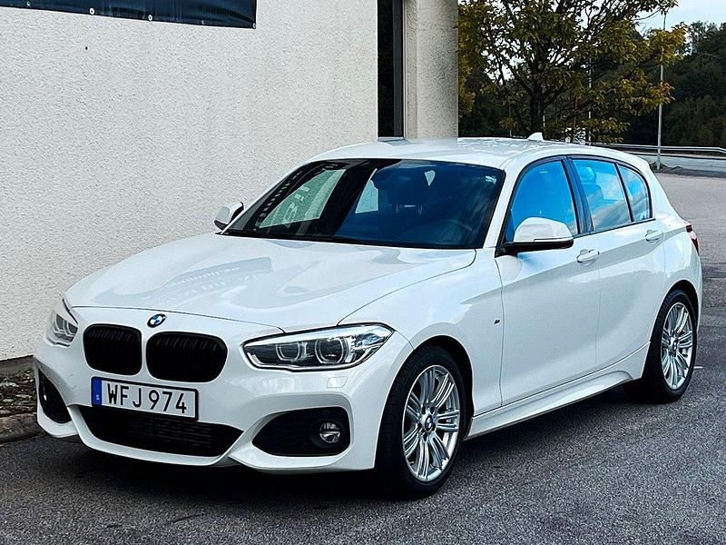 Vit Begagnad 2017 BMW 118 M Sport Halvkombi | 156 900 kr (Bra pris) - Bild 1/4