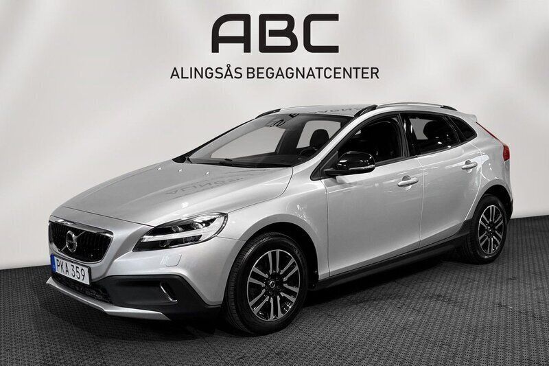 Silver Begagnad 2017 Volvo V40 CC Momentum Kombi | 149 900 kr (Bra pris) - Bild 1/4