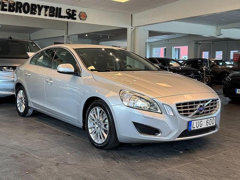 Ljusgrå Begagnad 2013 Volvo S60 Momentum Sedan | 119 900 kr (Marknadspris) - Bild 1/4