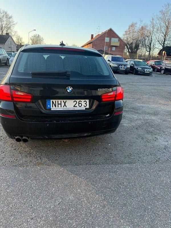 Begagnad BMW 520 184 HK (135 kW) 2013 Svart Kombi