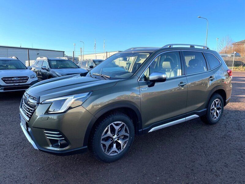 Grön (autumn green metallic) Begagnad 2024 Subaru Forester SUV | 419 000 kr (Lite dyr) - Bild 1/3