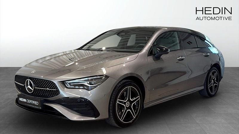 Mörkgrå (grey) Begagnad 2025 Mercedes CLA250e Shooting Brake AMG line Kombi | 429 000 kr (Lite dyr) - Bild 1/4