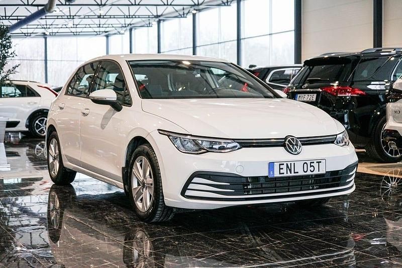 Begagnad VW Golf VIII IQ Drive 110 HK (80 kW) 2021 Vit Halvkombi