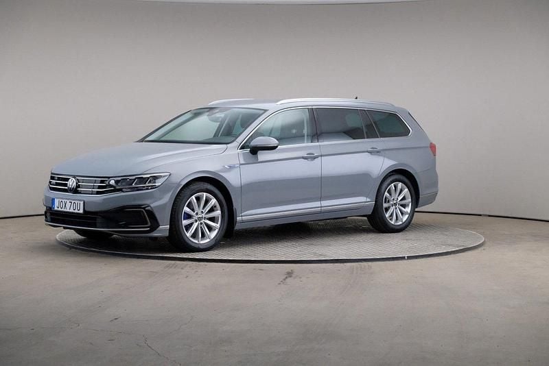 Grå (moonstone grey (solid)) Begagnad 2022 VW Passat GTE Kombi | 269 000 kr (Marknadspris) - Bild 1/4