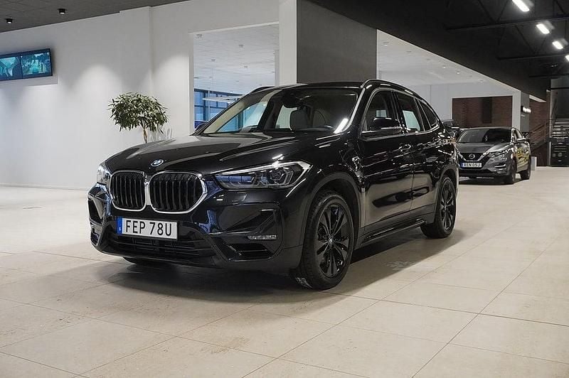 Svart Begagnad 2022 BMW X1 Sport Line SUV | 289 800 kr (Marknadspris) - Bild 1/4
