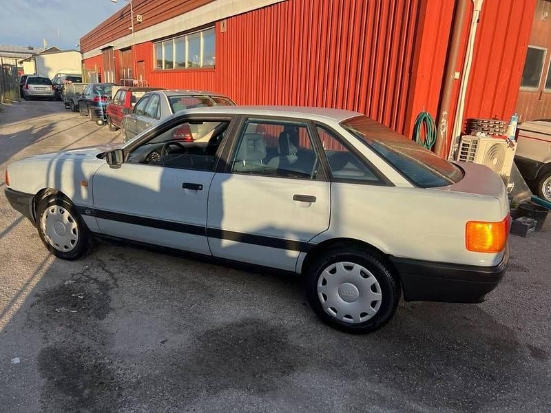 Begagnad Audi 80 90 HK (66 kW) 1988 Baby blå Sedan