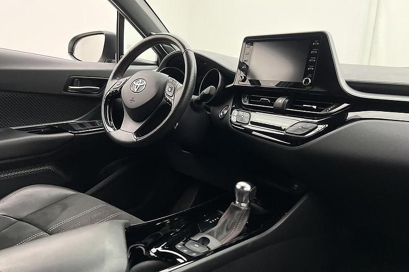 Grå Begagnad 2021 Toyota C-HR SUV | 299 900 kr - Bild 1/2