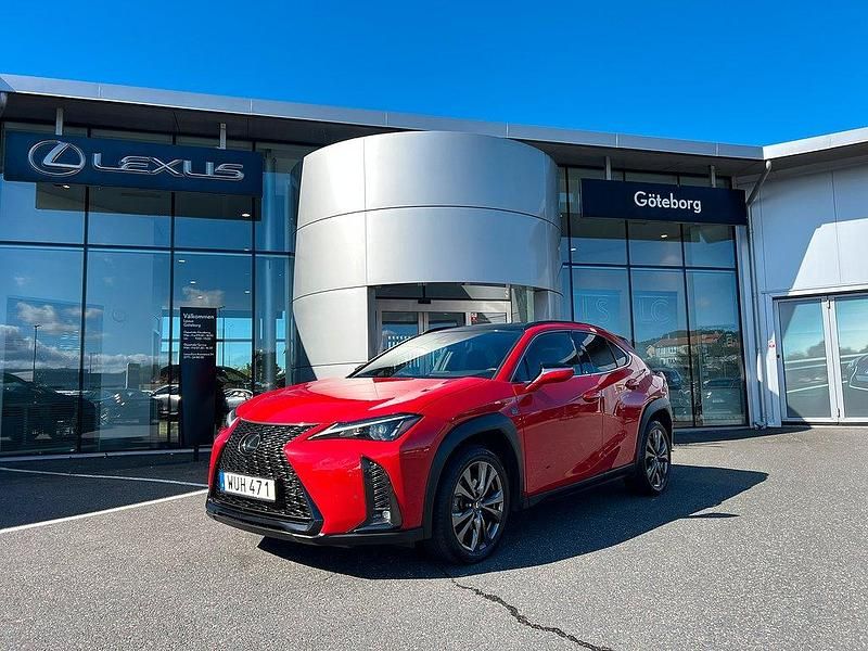 Röd Begagnad 2022 Lexus UX 250h Sport Design Packet SUV | 315 000 kr (Marknadspris) - Bild 1/4