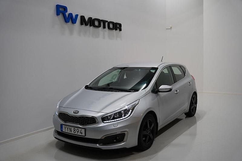 Grå Begagnad 2017 Kia Ceed Halvkombi | 109 700 kr (Marknadspris) - Bild 1/4