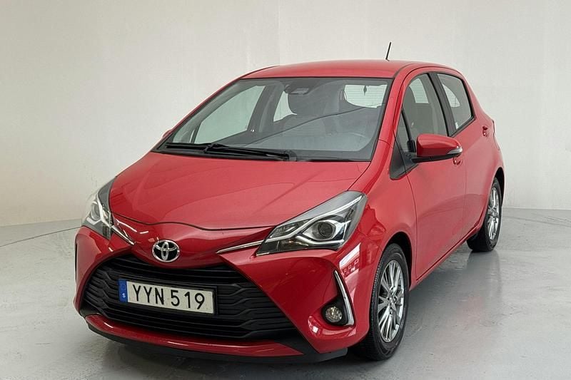Röd Begagnad 2017 Toyota Yaris Active | 137 900 kr (Marknadspris) - Bild 1/4