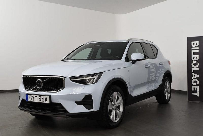 Ljusblå Begagnad 2023 Volvo XC40 Core SUV | 354 800 kr (Marknadspris) - Bild 1/4