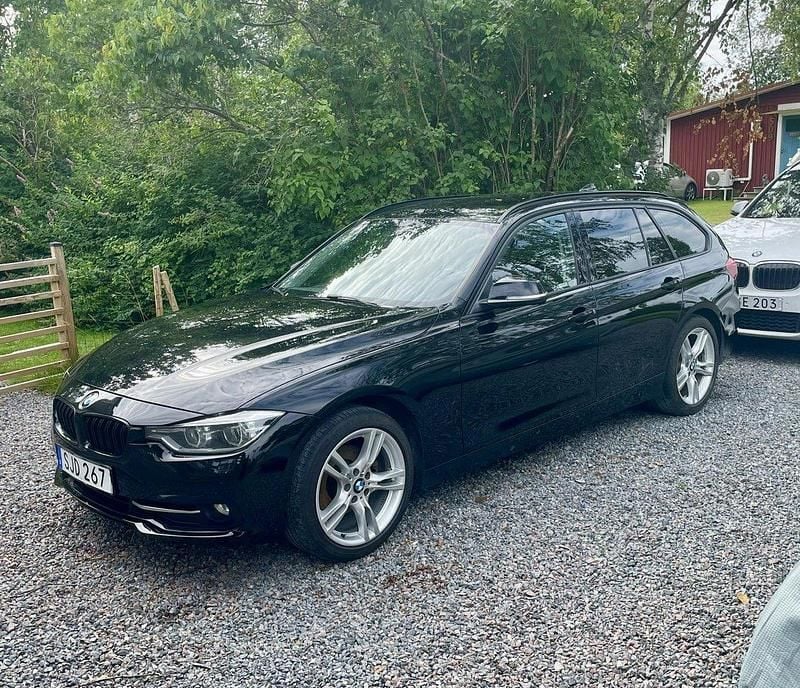 Svart Begagnad 2017 BMW 320 Sport Line Kombi | 155 000 kr (Superpris) - Bild 1/3