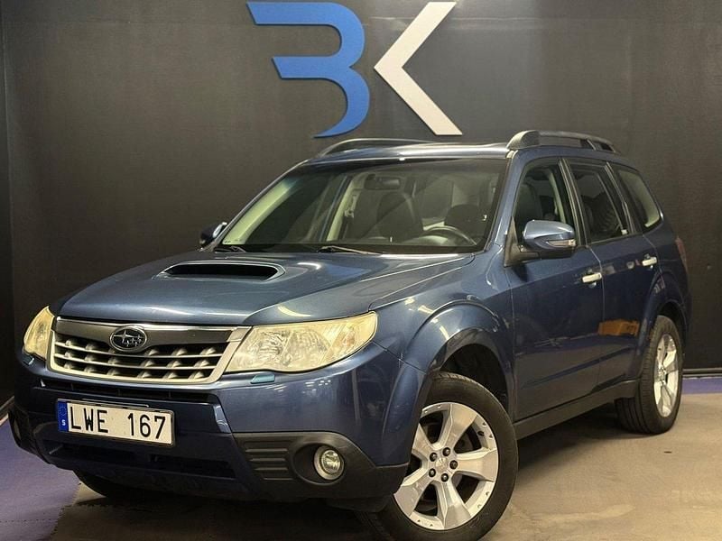 Mörkblå Begagnad 2011 Subaru Forester SUV | 74 900 kr (Dyr) - Bild 1/4