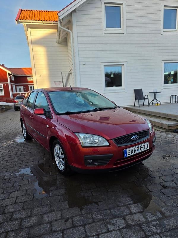 Begagnad Ford Focus 125 HK (91 kW) 2007 Vinröd Kombi