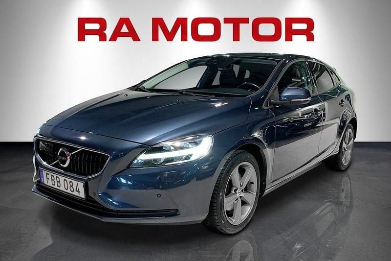 Blå Begagnad 2017 Volvo V40 Business Edition Halvkombi | 149 900 kr (Marknadspris) - Bild 1/3