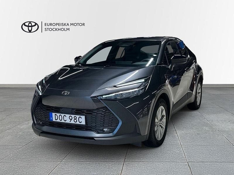 Mörkgrå (grå metallic) Ny 2024 Toyota C-HR Active SUV | 384 900 kr (Marknadspris) - Bild 1/4